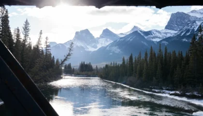 Pohled z okna vlaku VIA Rail na kanadský krajinu během cesty východní Kanadou